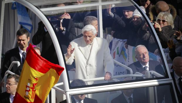 Pope Benedict XVI  in his Pope mobile during his last general audience in St. Peter'sSquare at the Vatican, Wednesday, Feb. 27, 2013.
En la foto bandera de España
