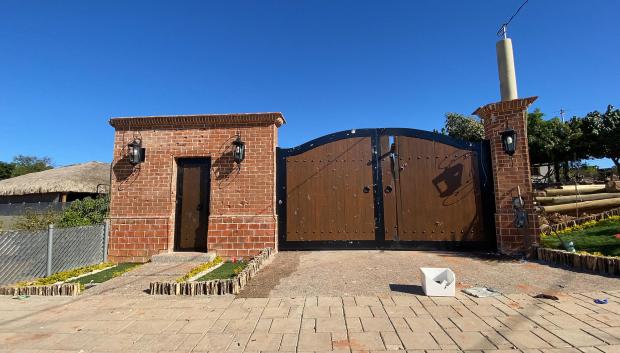 MEX3786. CULIACÁN (MÉXICO), 07/01/2023.- Fotografía hoy, que muestra la fachada de la casa donde fue capturado Ovidio Guzmán, hijo del 'Chapo', el pasado 5 de enero de 2023 en Culiacán, Sinaloa (México). Con rastros de sangre, cientos de casquillos y poco más de una decena de vehículos blindados con impactos de bala se encuentra la casa donde fue detenido Ovidio Guzmán, uno de los hijos de Joaquín el Chapo Guzmán, en Sinaloa, ubicada en Sinaloa, al norte de México. EFE/Juan Carlos Cruz