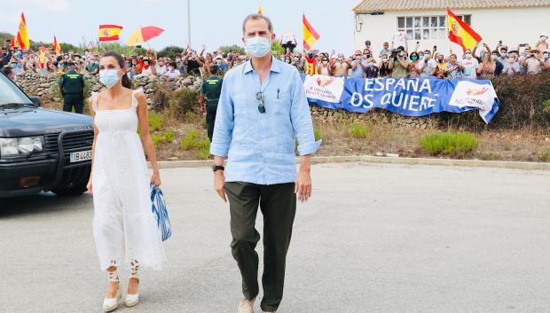 Don Felipe y Doña Letizia tras su llegada a Menorca, en agosto de 2020