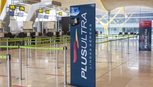 Panel de información sobre vuelos de la aerolínea Plus Ultra en el aeropuerto de Madrid - Barajas Adolfo Suárez, el 21 de abril de 2021, en Madrid (España).