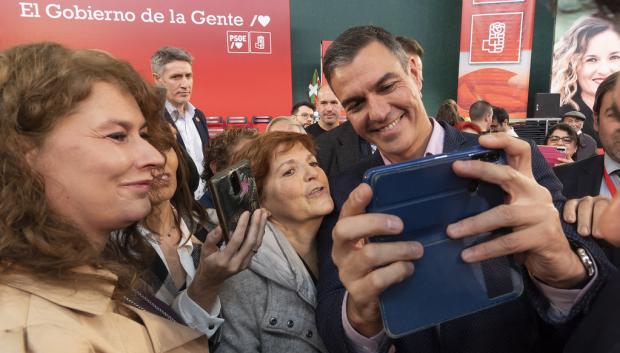 Pedro Sánchez en un frontón de Vitoria, haciéndose un selfie