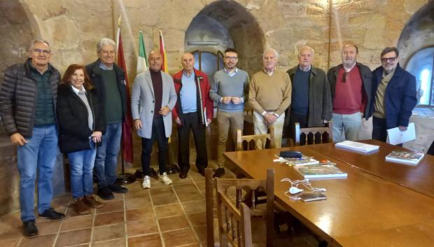 Hurtado (4º izda.) con los representantes de la Asociación de Vecinos 'Torre de la Malmuerta'
