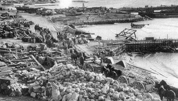 Vista de la playa W, en el cabo Heles, el 7 de enero de 1916, justo antes de la evacuación aliada