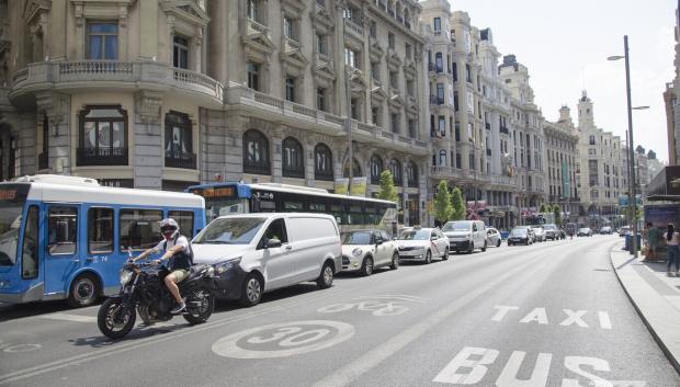 Vehículos en la calle Gran Vía de Madrid