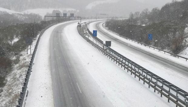 Cuando la nieve se convierte en hielo la carretera debe cortarse al tráfico