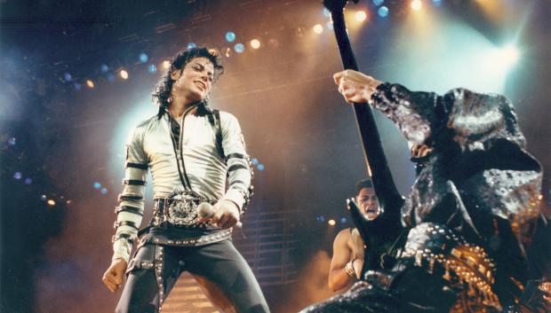 El cantante Michael Jackson durante un concierto en 1988