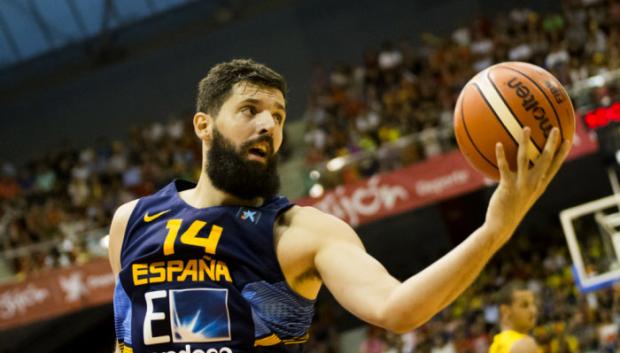 Nikola Mirotic durante un partido con España