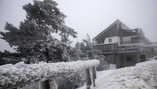 Nieve a los laterales de la carretera de acceso al Puerto de Navacerrada