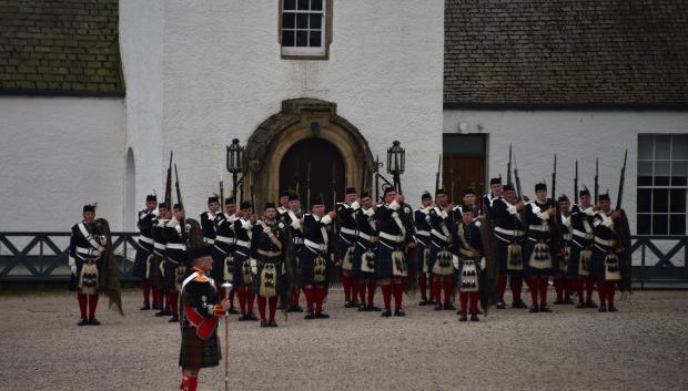 Los Atholl Highlanders en desfile en 2017