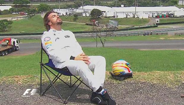 Fernando Alonso tras el abandono en el GP de Brasil con McLaren