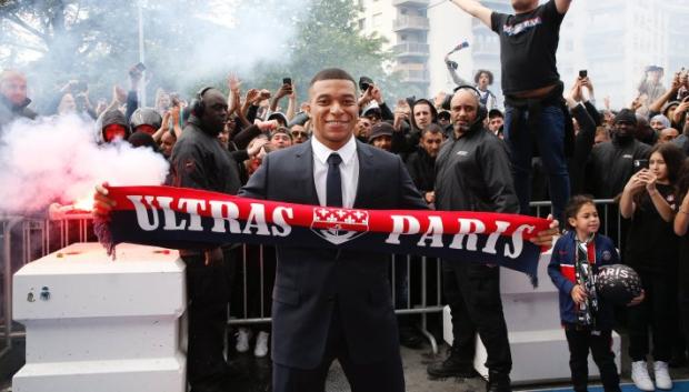 Mbappé celebró su renovación en 2022 con una bufanda de los ultras del PSG