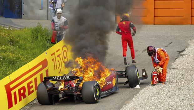 Carlos Sainz sale de su monoplaza tras una rotura del motor en el GP de Asutria 2022