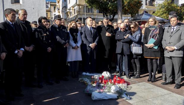 Minutos de silencio en el lugar donde falleció el sacristán que fue asesinado por Yasin Kanka, en Algeciras (Cádiz)