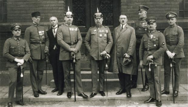 Hitler junto a los demás acusados por el Putsch de Múnich durante su juicio