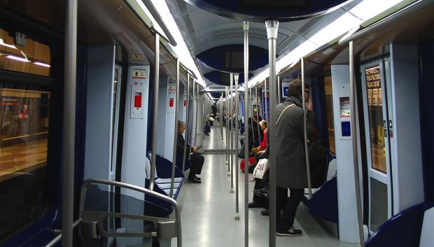 Ciudadanos sin mascarilla en el Metro de Madrid