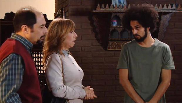 Noureddine El Attab, a la derecha, en una escena de 'La que se avecina'