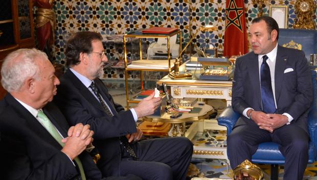 Rajoy y Margallo, con Mohamed VI en la anterior cumbre celebrada en Rabat