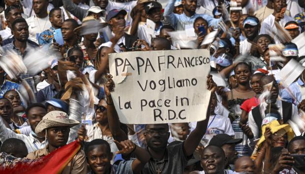 Una pancarta que dice: "Papa Francisco, queremos la paz en R.D.C."