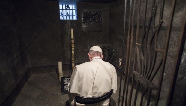 El Papa Francisco orando en el interior de la celda donde murió san Maximiliano Kolbe