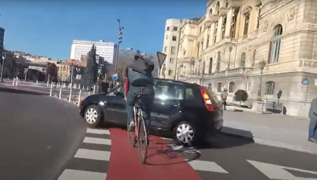 El conductor del coche negro no respeta el ceda al paso a la bicicleta: 200 euros