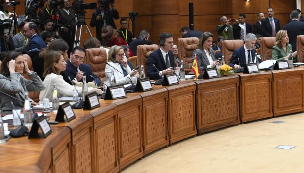Pedro Sánchez y parte de sus ministros, durante la cumbre bilateral