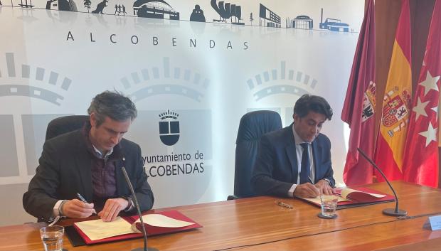 El alcalde de Alcobendas y el consejero de Transportes firmando el acuerdo de cesión