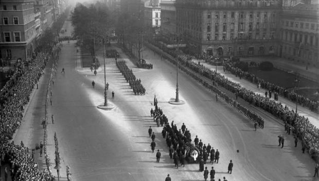 Cortejo fúnebre con el ataúd de Stresemann ante la Puerta de Brandeburgo en la plaza de París de Berlín el 6 de octubre de 1929