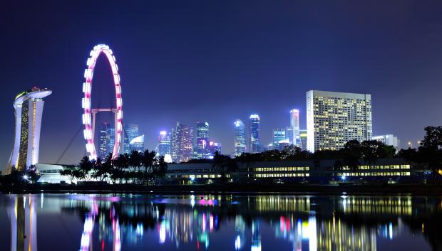 Vista panorámica nocturna de Singapur