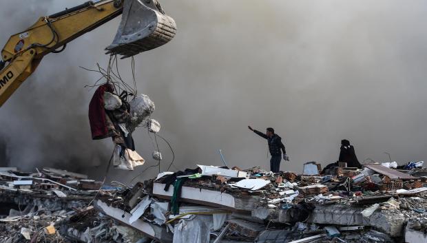 Labores de rescate en un edificio que ha colapsado por los terremotos en Hatay, Turquía,