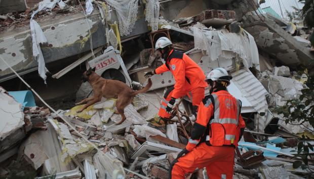 El equipo de rescate de Suiza busca supervivientes en un edificio en ruinas en Hatay, Turquía