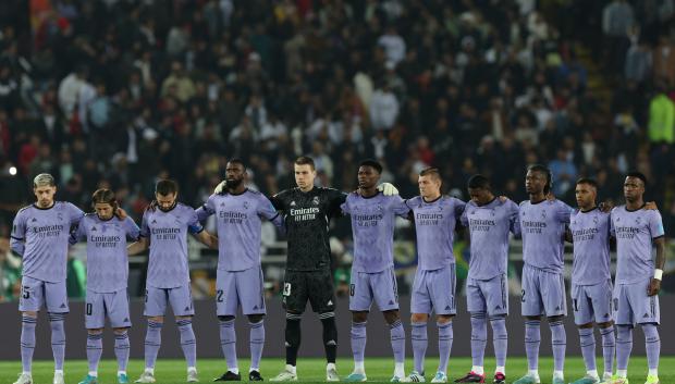 Los jugadores del Real Madrid en el minuto de silencio en memoria de las víctimas por el terremoto en Turquía y Siria.