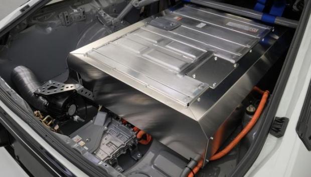 La batería del Prius en el maletero del Corolla