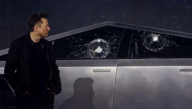 Imagen de cómo quedó la ventanilla tras el show de Musk