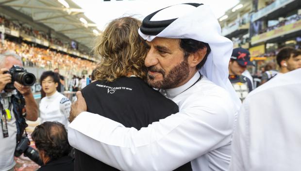El presidente de la FIA Mohamed Ben Sulayem abrazando a Sebastian Vettel en el GP de Abu Dabi 2022
