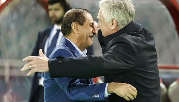 El abrazo entre Ancelotti y Ramón Díaz