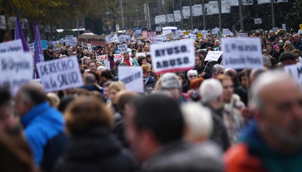 Cientos de personas se manifiestan en una marcha por la sanidad pública