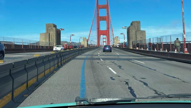 El Renault Twingo cruzando el Golden Gate de San Francisco