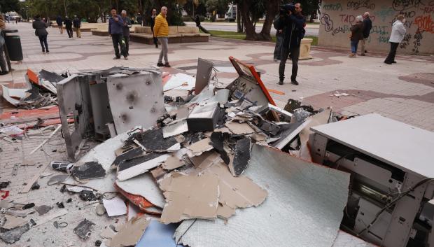 Restos de la sucursal bancaria tras la explosión