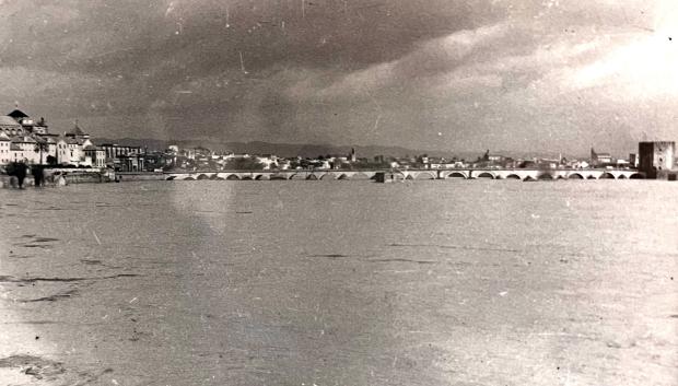 El Puente Romano, casi cubierto en la riada de 1963