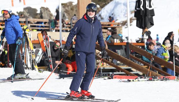 El Rey Felipe VI, esquiando este sábado en Baqueira