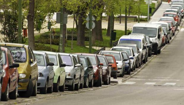 Según la DGT todos los coches aparcados en la calle deben tener ITV y seguro en vigor