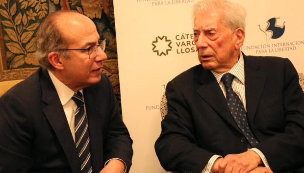 El ex presidente de México, Felipe Calderón y Mario Vargas Llosa durante el homenaje de la Fundación Libertad en Madrid
