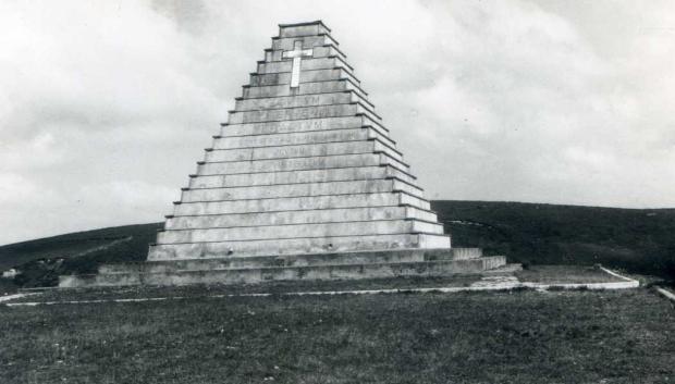 Fotografía de la Pirámide de los italianos tomada en 1967