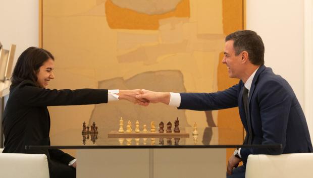 Pedro Sánchez y la ajedrecista Sara Khadem