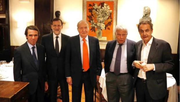 Aznar, Rajoy, el rey Juan Carlos, González y Zapatero, en Casa Lucio en 2015
