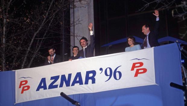 José María Aznar, saluda desde la sede del PP tras la victoria de las elecciones generales de 1996