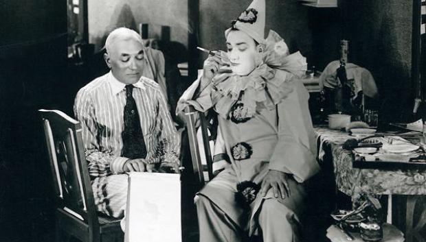 Enrico Caruso (derecha), junto al director de la película 'My Cousin', Eduardo José, durante una pausa en la filmación
