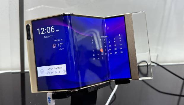 La nueva tecnología OLED permite que una pantalla se doble varias veces