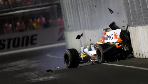 El Renault de Nelson Piquet Jr estrellado contra el muro del GP de Singapur 2008