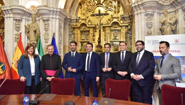 Autoridades en Salón Capitular de la Mezquita Catedral.